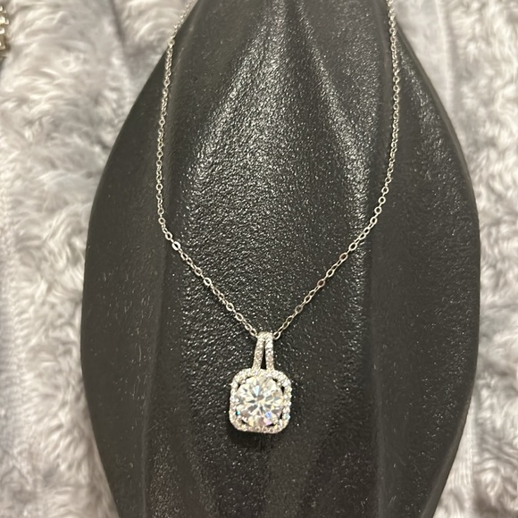🤩💎Moissanite 2 Carat Round Halo Square Silver Pendant Necklace - Picture 8 of 13